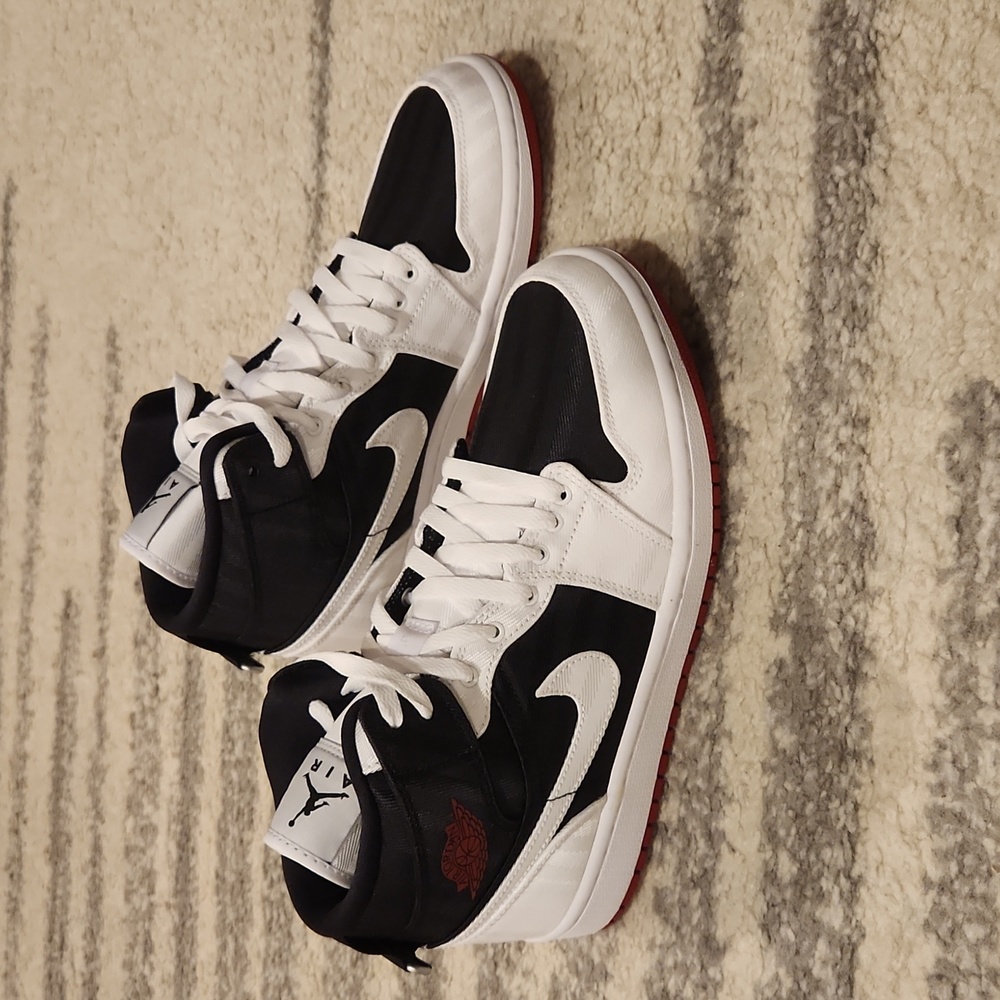 New Nike women's Air Jordan mid sneakers